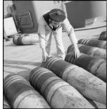 Un marin manipule des obus de 330 mm à bord du cuirassé Dunkerque.