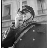 Un premier maître présente les armes lors de la visite du ministre Georges Pernot au Havre.