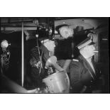 Capitaine de corvette et lieutenant de vaisseau de quart de nuit sur la passerelle d'un torpilleur.