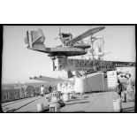 Un hydravion de surveillance Loire 130 est en place sur la catapulte à flèche téléscopique, montée sur la tourelle arrière triple de canons de 152 mm à bord du croiseur la Gloire.