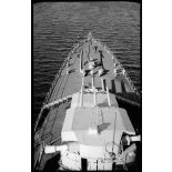 Plage avant du croiseur léger la Gloire avec les deux tourelles triples de canons de 152 mm.