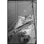 Un hydravion de surveillance Loire 130 est en place sur la catapulte à flèche téléscopique, montée sur la tourelle arrière triple de canons de 152 mm à bord du croiseur la Gloire.