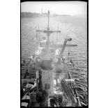 Vue arrière du croiseur léger la Gloire depuis la passerelle : le mât arrière, une des cheminées, la catapulte et la grue pour hydravions.