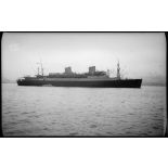 Vue tribord du paquebot Andes, appartenant à une compagnie britannique et affecté à la Royal Navy, au mouillage dans la rade de Brest.