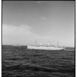 Vue bâbord de cargos faisant partie d'un convoi entre la France et l'Afrique française du Nord (AFN).