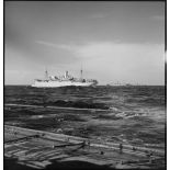 Vue bâbord de cargos faisant partie d'un convoi entre la France et l'Afrique française du Nord (AFN).