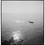 Canot à la mer vu depuis un bâtiment de la Marine nationale.