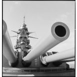La superstructure et une des tourelles quadruples de canons de 330 mm du cuirassé Dunkerque.
