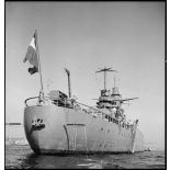 Poupe, tribord trois quarts arrière du cuirassé Dunkerque à l'amarrage.