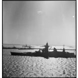 Vue bâbord du cuirassé Dunkerque au mouillage sur coffre dans une rade.