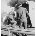 Chargement d'un canon d'artillerie secondaire à bord d'un bâtiment d'escadre, probablement un contre-torpilleur.