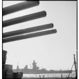 Le cuirassé Strasbourg navigue bord à bord avec le cuirassé Dunkerque.