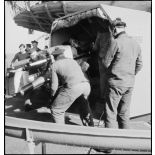 Chargement d'un canon d'artillerie secondaire à bord d'un bâtiment d'escadre, probablement un contre-torpilleur.