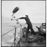 Mise à l'eau d'une bouée de correspondance depuis le torpilleur la Bourrasque.