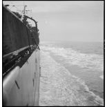 Flanc d'un cuirassé à la mer.