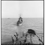 Remorquage par un torpilleur léger.