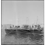 Vedettes de la marine militaire roumaine amarrées dans le port de Marseille.