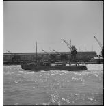 Chalutier arraisonneur de la police de la navigation dans le port de Marseille.