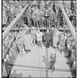 Un colonel polonais s'adresse aux soldats réfugiés polonais à bord du paquebot polonais SS Warszawa à quai dans le port de Marseille.