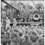 La Marseillaise retentit à bord du paquebot polonais SS Warszawa à quai dans le port de Marseille.