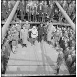 La Marseillaise retentit à bord du paquebot polonais SS Warszawa à quai dans le port de Marseille à l'issue du discours d'un colonel polonais.