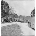 Des soldats réfugiés polonais, débarqués du paquebot SS Warszawa à Marseille, arrivent au camp de Carpiagne.