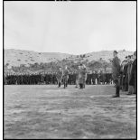 Un colonel polonais s'adresse aux soldats réfugiés polonais rassemblés au camp de Carpiagne.