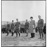 Un colonel polonais s'adresse aux soldats réfugiés polonais rassemblés au camp de Carpiagne.