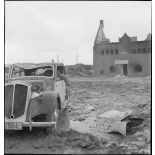 Cadavre au volant d'une voiture dans Namsos en ruine.