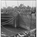 Chasseurs de la 2e DLCh sur un quai du port de Brest.
