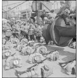 Chasseurs de la 2e division légère de chasseurs (DLCh) sur un quai du port de Brest.