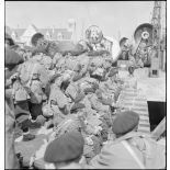 Chasseurs de la 2e division légère de chasseurs (DLCh) sur un quai du port de Brest.