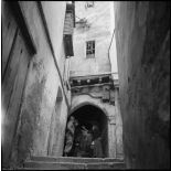 Patrouille française dans une ruelle de la casbah d'Alger.