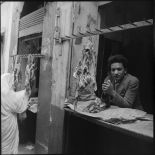 Scène de la vie quotidienne dans la casbah d'Alger.