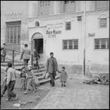 Scène de la vie quotidienne dans la casbah d'Alger.
