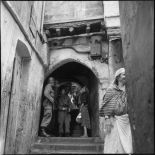 Patrouille française dans une ruelle de la casbah d'Alger.