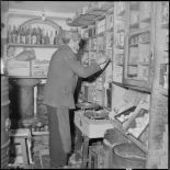 Scène de la vie quotidienne dans la casbah d'Alger.