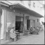 Scène de la vie quotidienne dans la casbah d'Alger.