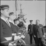 Arrivée à bord du Georges Leygues de monsieur Robert Lacoste.