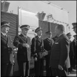 Monsieur Robert Lacoste est présenté aux officiers du bord.