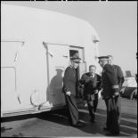 Le vvice-amiral d'escadre Auboyneau, le commandant du Georges Leygues, et monsieur Robert Lacoste.