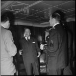 Portrait de M. Robert Lacoste et du vice-amiral d'escadre Auboyneau.