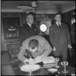 Le préfet d'Alger signe le livre d'or du Georges Leygues.