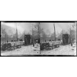 Près de Verrières (Marne). Exploitation forestière de la Haie Guérin. Chargement de rondins sur wagonnets. [légende d'origine]