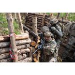 Des soldats du 13e bataillon de chasseurs alpins (BCA) progressent dans une tranchée à Tapa, en Estonie.