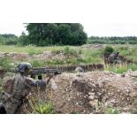Un tireur de précision du 13e bataillon de chasseurs alpins (BCA) armé d'un fusil FN SCAR-H PR sécurise la progression de son unité dans une tranchée à Tapa, en Estonie.