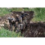 Des soldats du 13e bataillon de chasseurs alpins (BCA) progressent dans une tranchée à Tapa, en Estonie.
