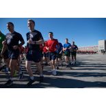 Des soldats du 2e régiment d'infanterie de marine (RIMa), du 6e régiment du génie (RG) et du 2e régiment étranger de génie (REG) partent pour un footing autour du camp de Tapa, en Estonie.