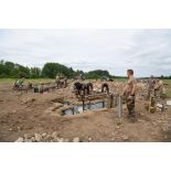 Des sapeurs de marine du 6e régiment du génie (RG) et des soldats des Royal Engineers creusent une tranchée à Tapa, en Estonie.