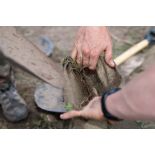 Des sapeurs de marine du 6e régiment du génie (RG) remplissent des sacs à terre pour la réalisation d'une tranchée à Tapa, en Estonie.